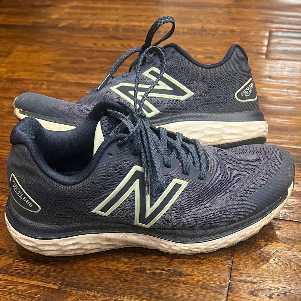 Women’s 6.5 New Balance Dark Blue Athletic Sneakers